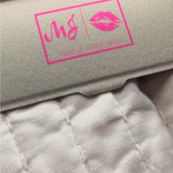 Makeup Junkie Bags MJ
Rechargeable LED Travel Mirror - Picture 2 of 15